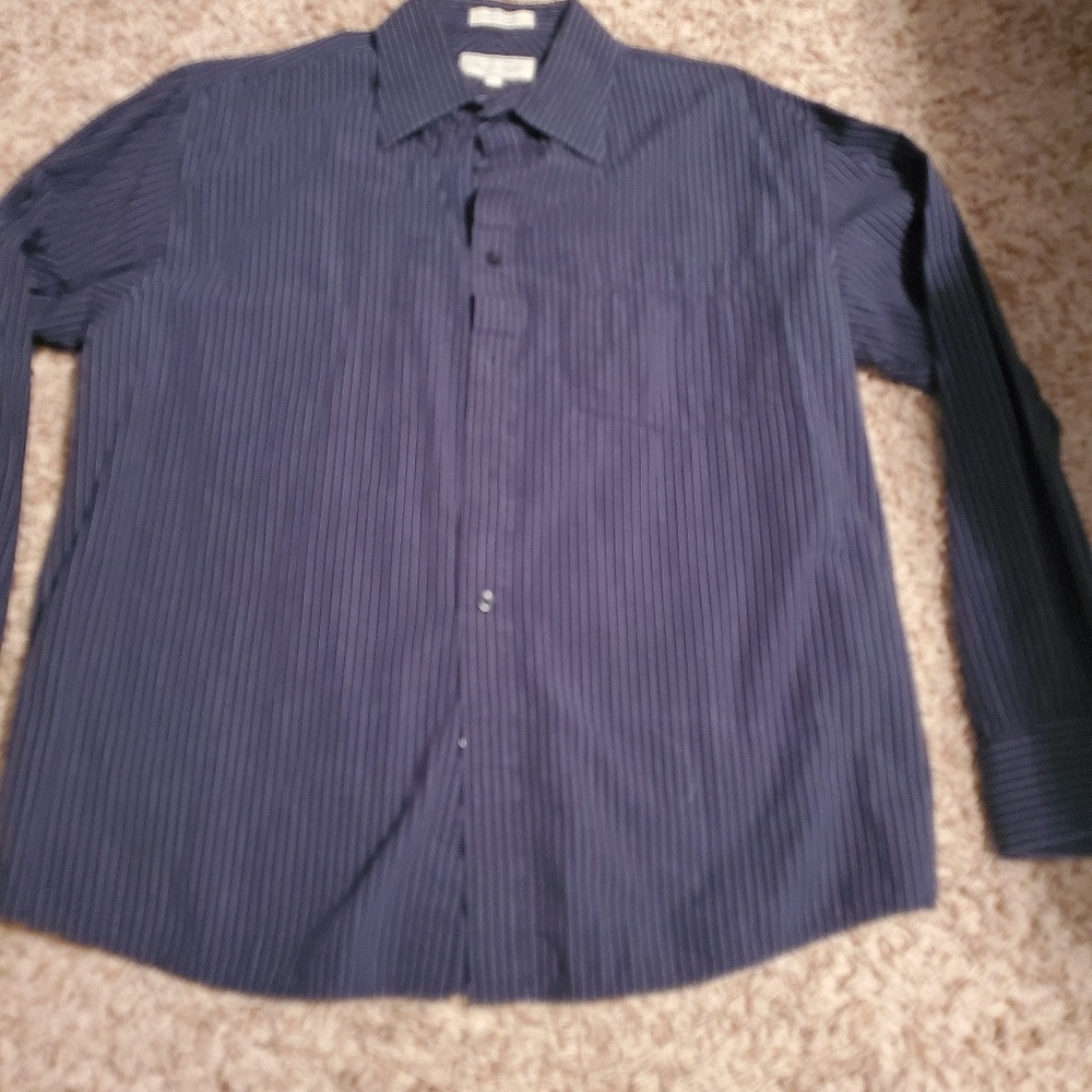 Button down - Picture 3 of 3